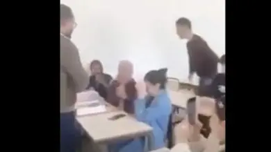 تونس : أستاذ يكرم طالبة بعد ارتدائها الحجاب